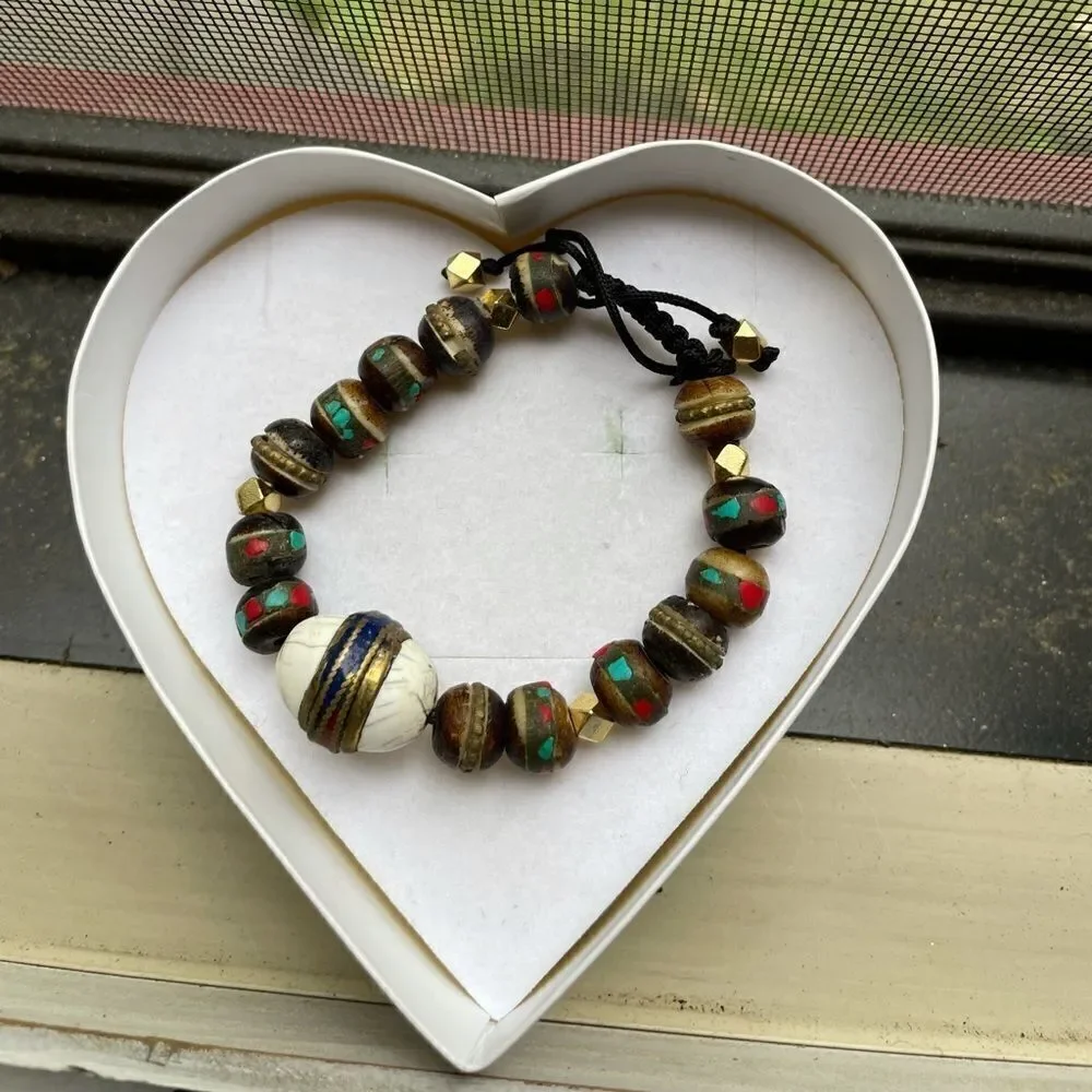 ✨HP✨Gorgeous beaded bracelet with a string